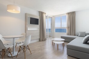 Perhehuone, parveke (4 adults) | Tallelokero huoneessa, Wi-Fi