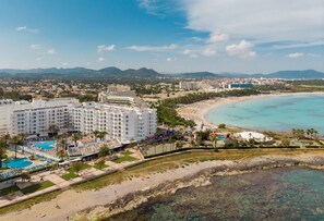 A coastal hotel with multiple buildings, a swimming pool, and a beach area. - Palia Sa Coma Playa (Sant Llorenc des Cardassar)
