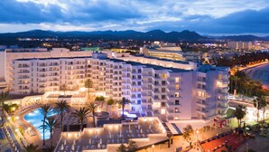 A hotel with multiple floors, a swimming pool, and a beach area. - Palia Sa Coma Playa (Sant Llorenc des Cardassar)