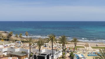 Ubicación cercana a la playa, tumbonas, sombrillas y toallas de playa