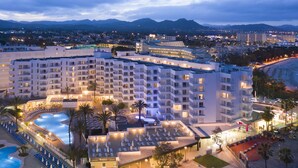 A hotel with multiple floors, a swimming pool, and a beach area. - Palia Sa Coma Playa (Sant Llorenc des Cardassar)