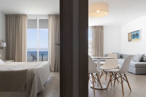 Habitación familiar, balcón (4 adults) | Caja fuerte y wifi