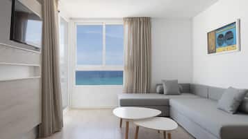 Familierom, balkong (4 adults) | Oppholdsrom | Flatskjerm-TV