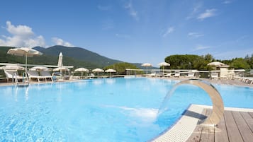 Piscina all'aperto, ombrelloni da piscina, lettini