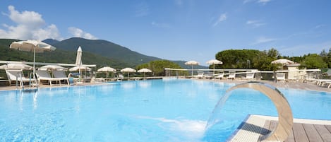 Piscine extérieure, parasols de plage, chaises longues