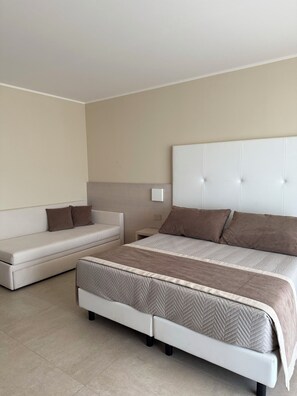 Classic Triple Room | Room amenity