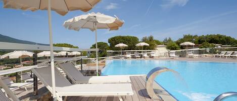 Piscine extérieure, parasols de plage, chaises longues