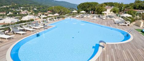 Piscine extérieure, parasols de plage, chaises longues