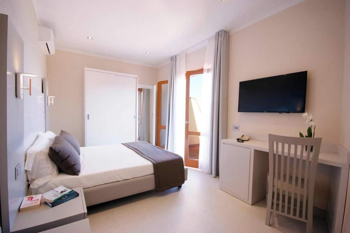 Minibar, in-room safe, desk, blackout curtains