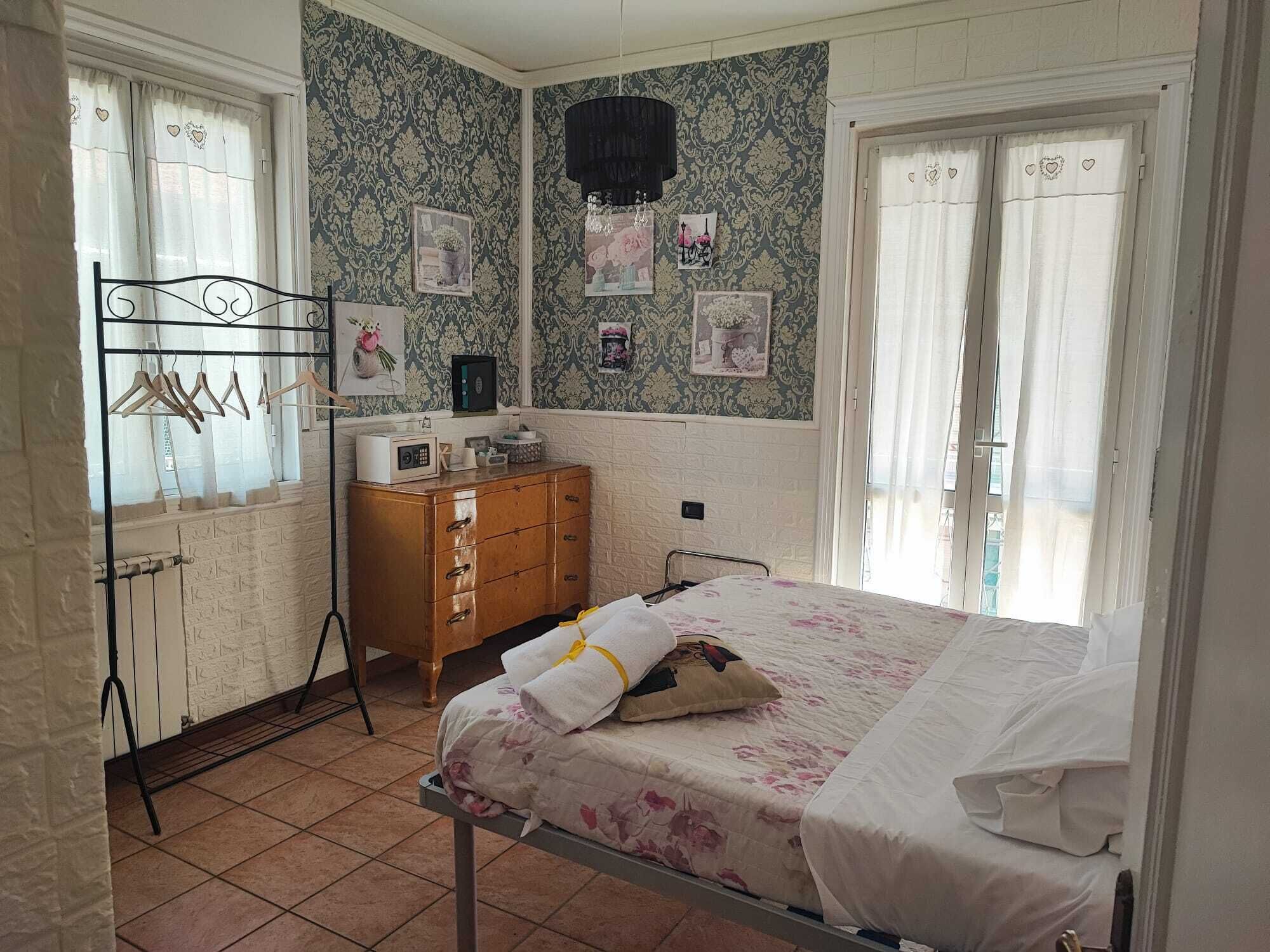 Un dormitorio con cama, cómoda y radiador.