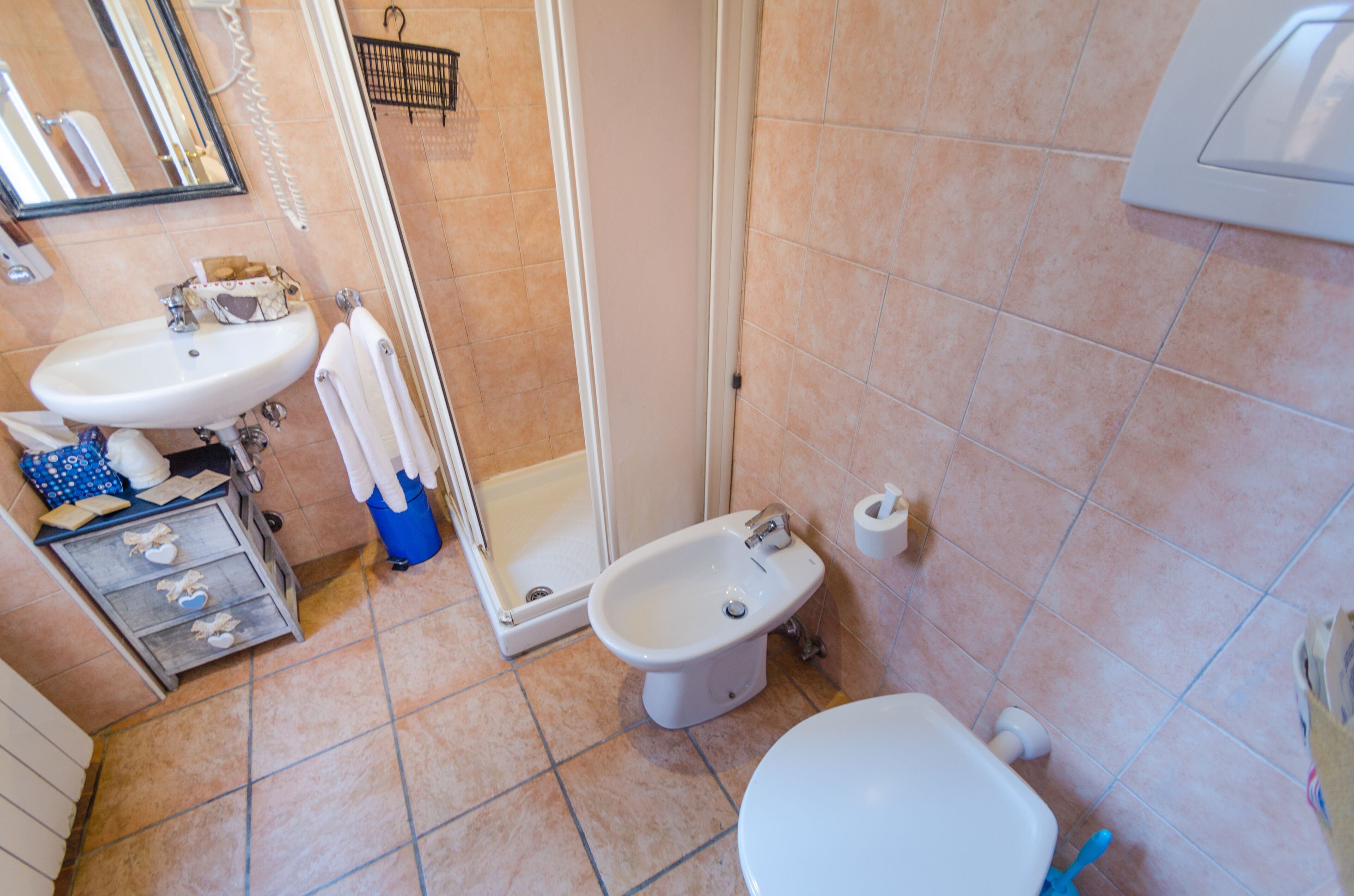 Dreibettzimmer | Badezimmer | Dusche, kostenlose Toilettenartikel, Haartrockner, Bidet