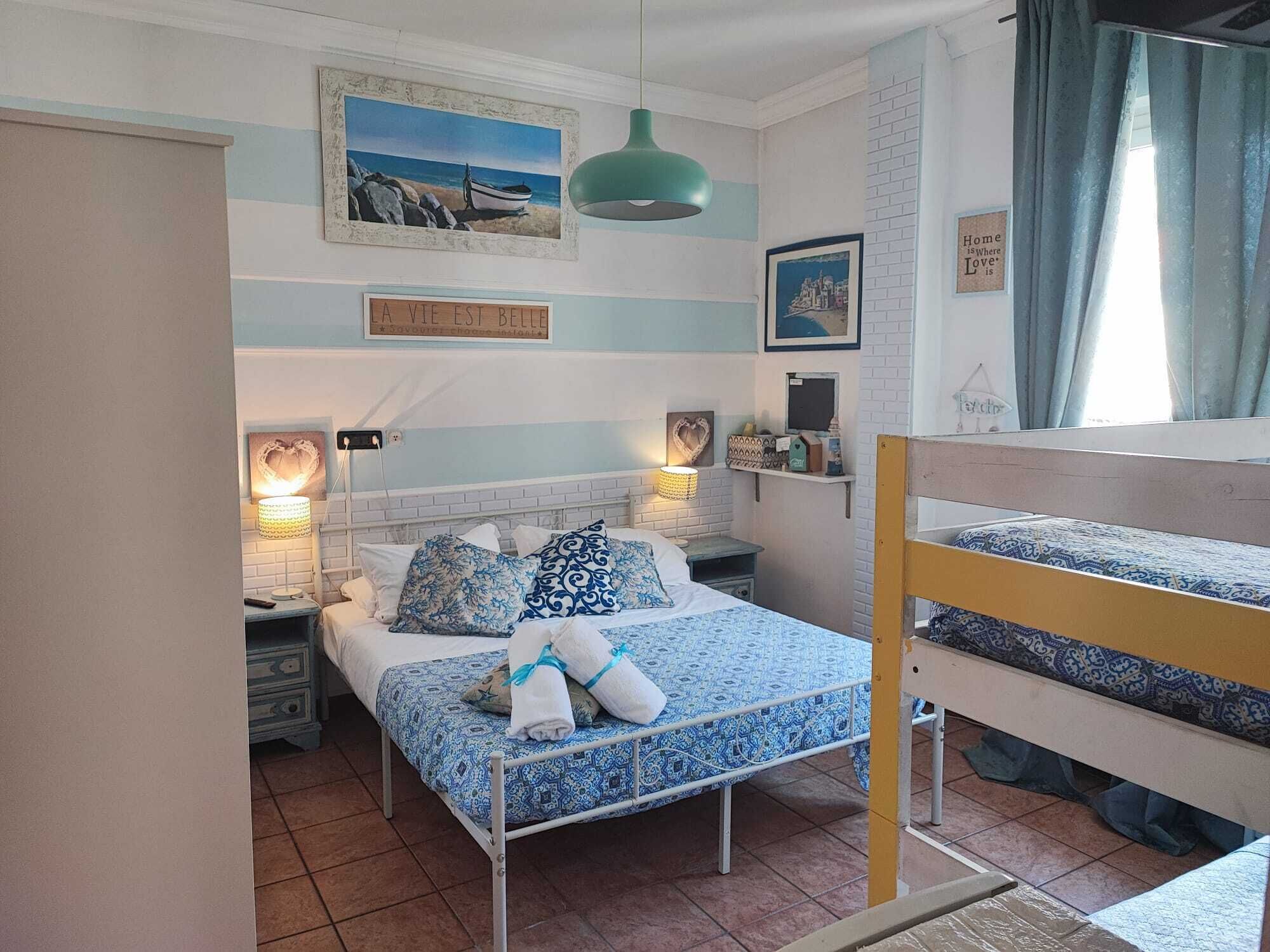 Habitación cuádruple | Minibar, caja fuerte, escritorio y wifi gratis