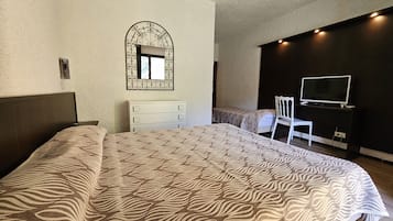 Habitació triple, vistes al mar | Escriptori, cortines opaques, bressols i wifi gratuïta