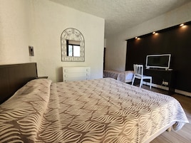 Habitación triple, vistas al mar | Escritorio, cortinas opacas, cunas (de pago) y wifi gratis