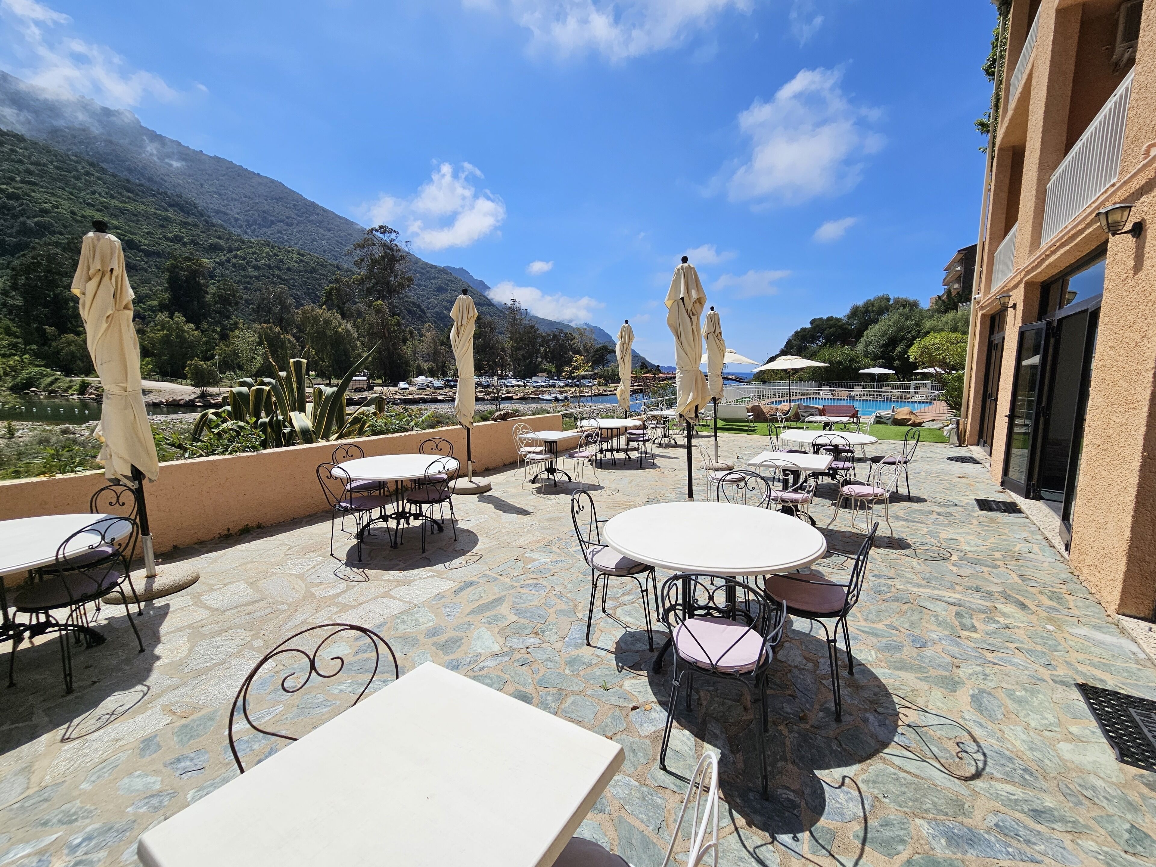 daily continental breakfast (eur 11 per person)