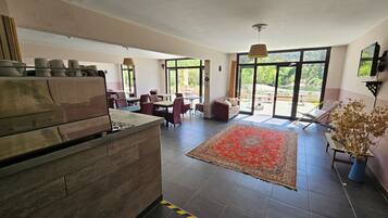 Daily continental breakfast (EUR 11 per person)