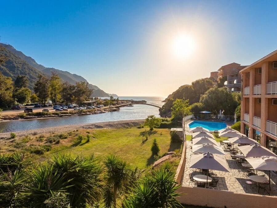 Un hotel con piscina, mobiliario exterior y vistas a un río y montañas.