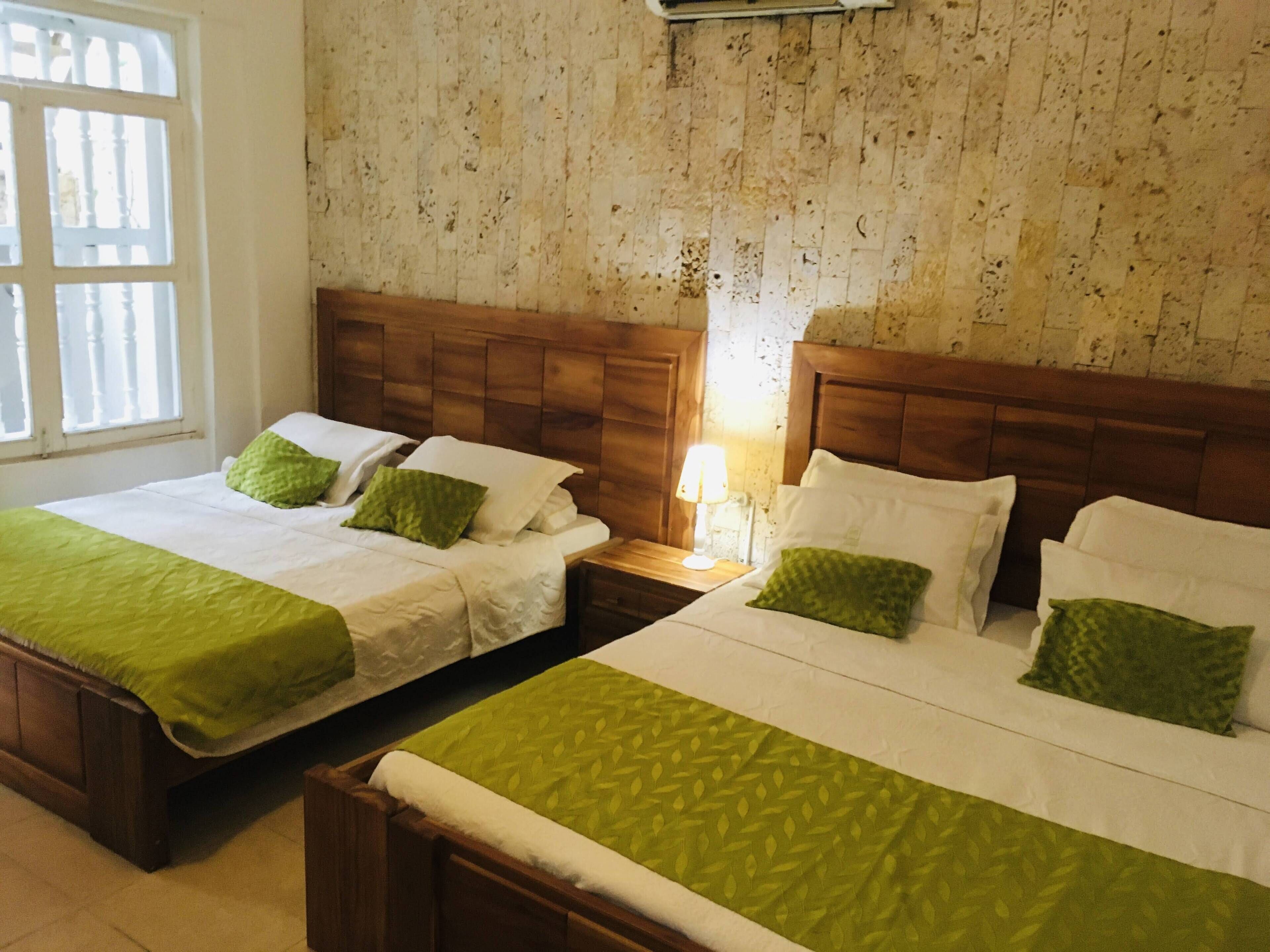 Habitación con dos camas deluxe | Premium bedding, pillowtop beds, in-room safe, iron/ironing board