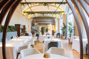 2 restaurantes; se sirven cenas 