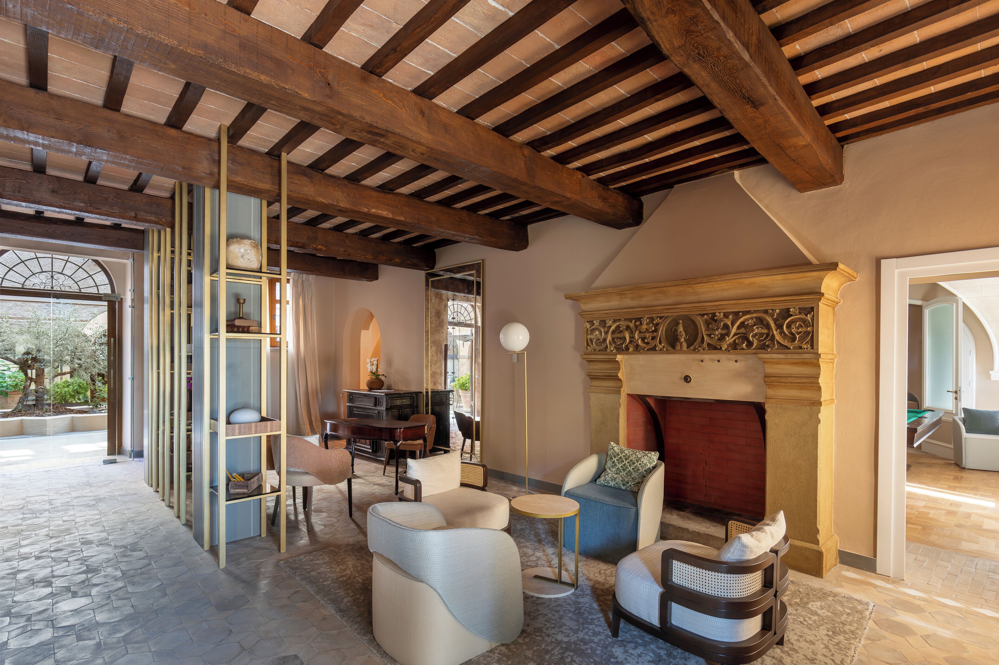 Un salón acogedor con chimenea, asientos cómodos y vistas al exterior.