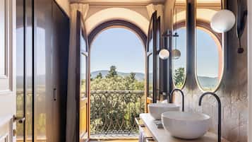 Articles de toilette de luxe, sĂšche-cheveux, peignoirs, chaussons