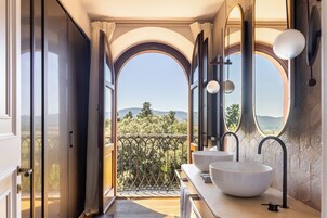 Artículos de higiene personal de diseño, secador de pelo y albornoces