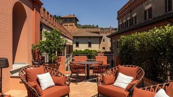 Suite, terrasse | Vue sur la cour