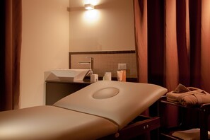 Couples treatment rooms, sauna, hot tub, steam room, hot springs