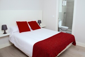 Blackout curtains, iron/ironing board (on request), free WiFi - 8Rooms Madrid (Madrid)