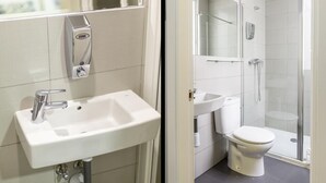 Shower, free toiletries, hair dryer (on request), towels - 8Rooms Madrid (Madrid)