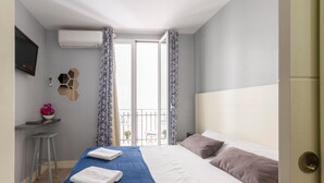 Blackout drapes, iron/ironing board (on request), WiFi (free) - 8Rooms Madrid (Madrid)