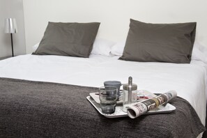 Blackout curtains, iron/ironing board, free WiFi, bed sheets - 8Rooms Madrid (Madrid)