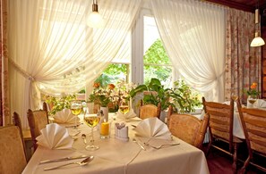 Breakfast, lunch served; international cuisine, al fresco dining - Boutique-Hotel Das Haus am Walde (Bad Bevensen)