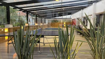 室內游泳池,開放時間為 10:00 至 20:00,提供泳池遮陽傘和日光浴躺椅