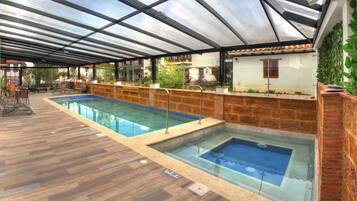 Alberca techada, acceso de 10:00 a 20:00, y sombrillas en la alberca