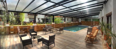 Piscine intérieure, accÚs possible de 10 h à 20 h, parasols