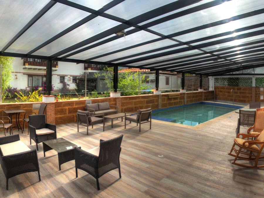 Piscina interna, funciona das 10h às 20h, guarda-sóis, espreguiçadeiras