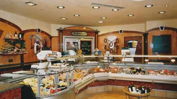 Uma área de buffet com diversas opções de comida e um balcão central.