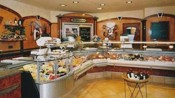 Déjeuner et dßner servis sur place, spécialités Cuisine régionale