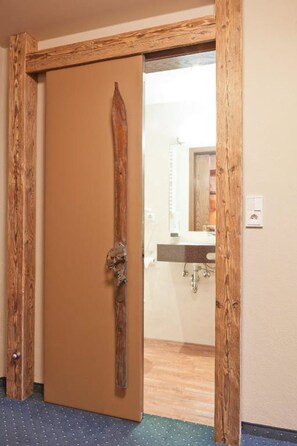 Quarto quádruplo conforto, para não fumantes | Banheiro | Secador de cabelo, toalhas de banho