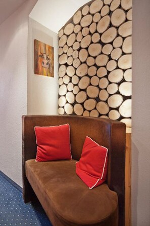 Chambre double ou avec lits jumeaux, non-fumeur | Aire de séjour | Téléviseur à écran plat