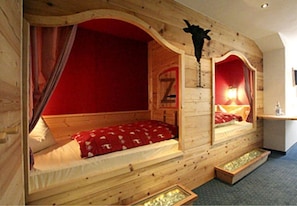 Individually decorated, individually furnished, blackout curtains - Gasthof Falkenstein & Metzgerei Schwaiger (Flintsbach A. Inn)