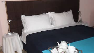 Ropa de cama de alta calidad, cubrecamas, minibar y escritorio