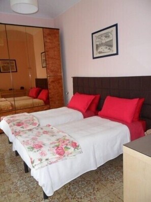 Kamar Double atau Twin Comfort, 1 kamar tidur, pemandangan kebun | Seprai premium, selimut bulu angsa, minibar, dan meja kerja