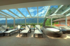 サウナ、ホットタブ、アロマテラピー、ボディラップ、フェイシャル トリートメント、アーユルヴェーダ トリートメント