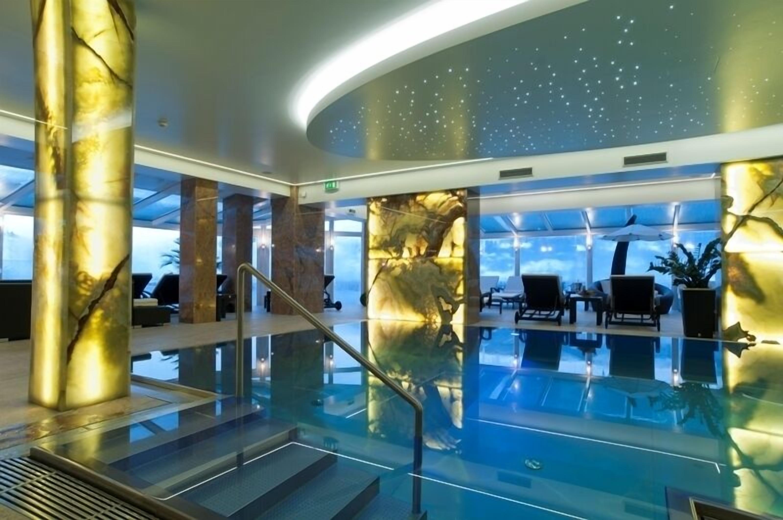 Indoor pool, pool loungers