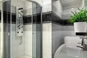 Appartement Standard, 2 chambres (for 4) | Salle de bain | Douche, serviettes fournies, savon, papier de toilette