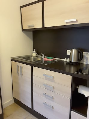 Apartment, 1 Bedroom, Kitchen, Ground Floor | Private kitchenette | Fridge, microwave, coffee/tea maker, electric kettle