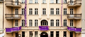 Blooms Inn & Apartments