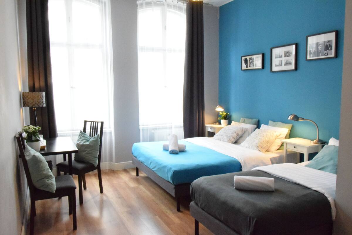 Driepersoonskamer | Luxe beddengoed, individueel gedecoreerd, individueel gemeubileerd